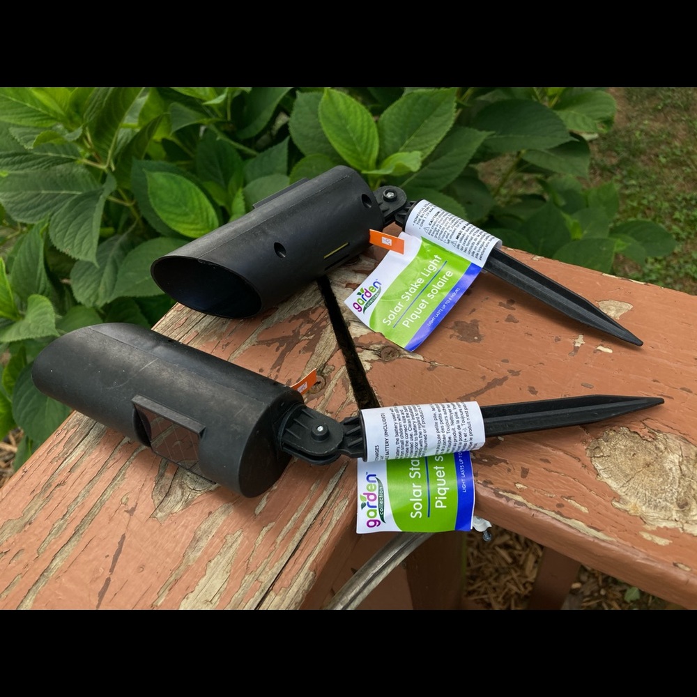 NWT 4 Adjustable Solar-Powered Spotlights - Picture 4 of 6